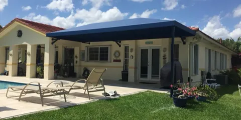Cobertura fixa de lona em São João da Boa Vista — material e acabamento