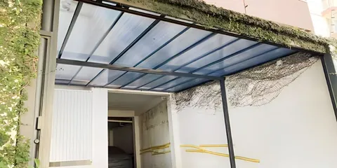 Cobertura fixa de policarbonato em Carapicuíba — material e acabamento