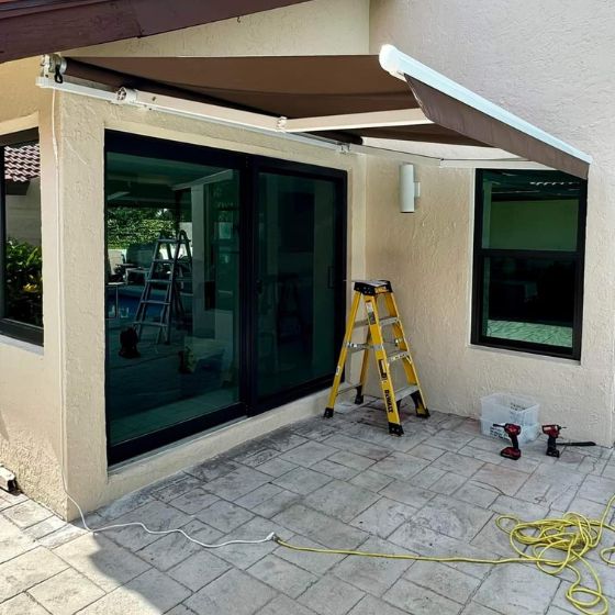 Toldo articulado motorizado — modelo 21