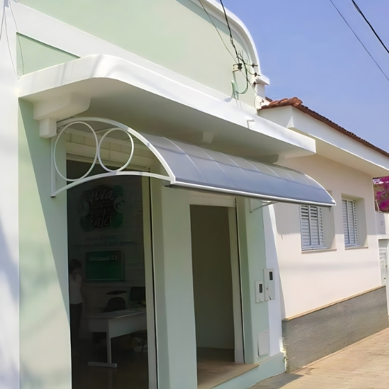 Toldo Fixo de Lona resistente para proteção solar e cobertura de áreas externas.